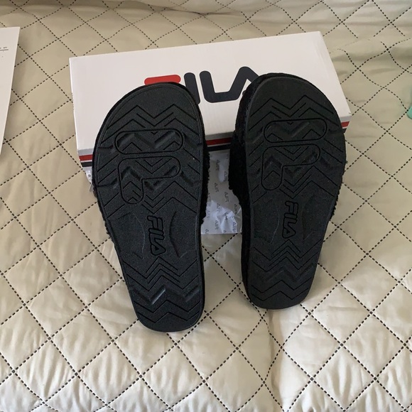 Fila furry sandals size 9M. - Picture 2 of 3